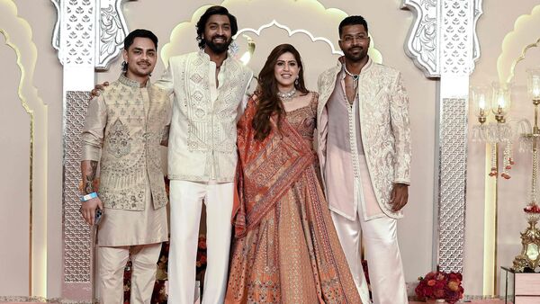 আম্বানির ছেলের বিয়েতে ইশান কিষাণ, ক্রুণাল, পঙ্খুরী এবং হার্দিক আম্বানির ছেলের বিয়েতে ইশান কিষাণ, ক্রুণাল, পঙ্খুরী এবং হার্দিক