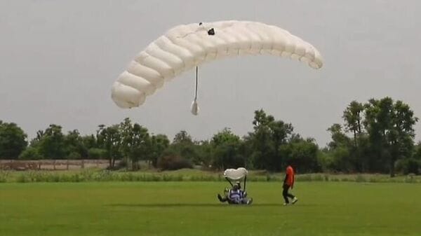 Skydiving in India:প্যারাশুটে চেপে ঝাঁপ পর্যটনমন্ত্রীর, স্কাইডাইভিংয়ের নতুন অভিজ্ঞতা, আপনি নেবেন?