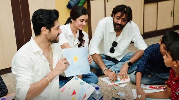বিক্রম চট্টপাধ্যায়, দর্শনা বণিক, 'সূর্য'-এর পরিচালক শিলাদিত্য মৌলিক বিক্রম চট্টপাধ্যায়, দর্শনা বণিক, 'সূর্য'-এর পরিচালক শিলাদিত্য মৌলিক