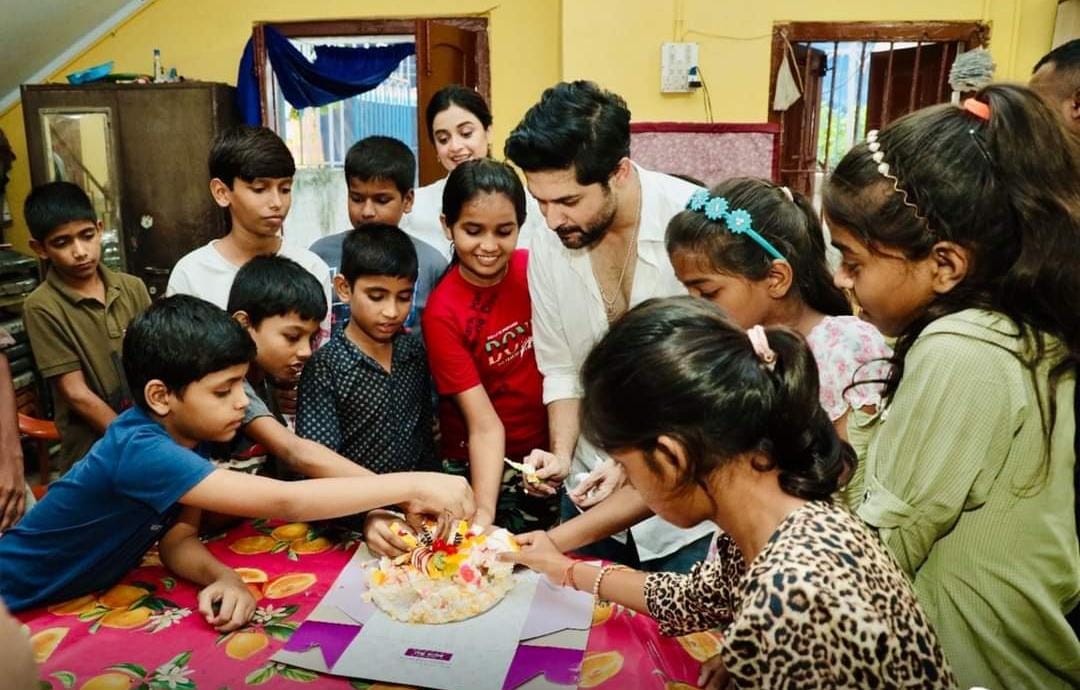 বিক্রম চট্টপাধ্যায়, দর্শনা বণিক কেকে কাটছেন বিক্রম চট্টপাধ্যায়, দর্শনা বণিক কেকে কাটছেন