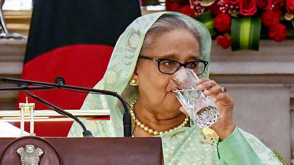 Sheikh Hasina's Peon Row: ‘হেলিকপ্টার ছাড়া চড়েন না’, শেখ হাসিনার প্রাক্তন পিয়ন এখন ‘৪০০ কোটি’র মালিক! শুরু পদক্ষেপ