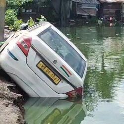 দত্তাবাদে রাস্তায় ধস, গাড়ি নামল জলে