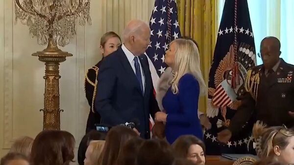 Viral Video of Joe Biden’s ‘Kiss Gaffe’: নিজের স্ত্রী ভেবে জনসমক্ষে অন্য মহিলাকে চুম্বন করতে গেলেন বাইডেন! ভাইরাল ভিডিয়ো